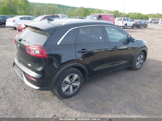 KNDCC3LC2J5175902 KIA NIRO EX