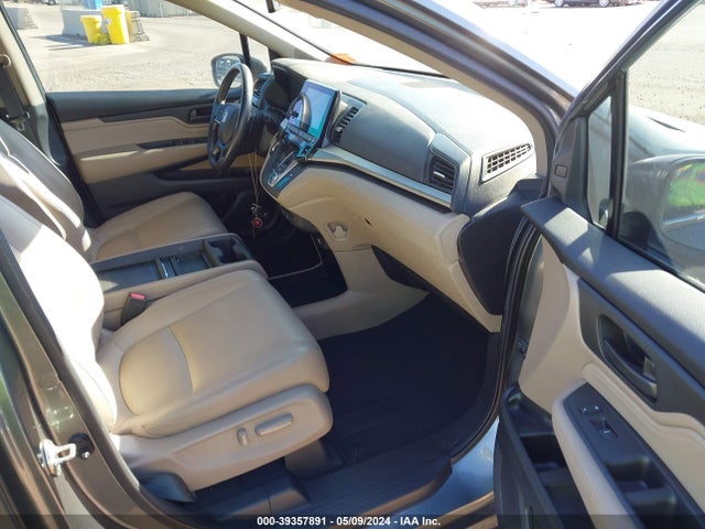Honda Odyssey Touring 2018 5FNRL6H80JB003673 Image 5