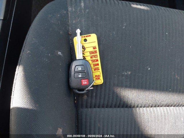 Toyota RAV4 LE 2018 JTMBFREVXJJ213937 Image 11