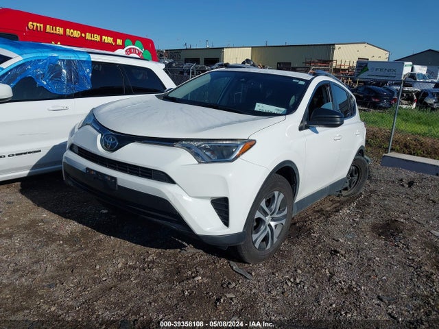 Toyota RAV4 LE 2018 JTMBFREVXJJ213937 Image 2
