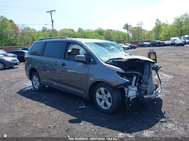 Toyota Sienna Le 8 Passenger 2017 5TDKZ3DC1HS811884 zdjęcie główne