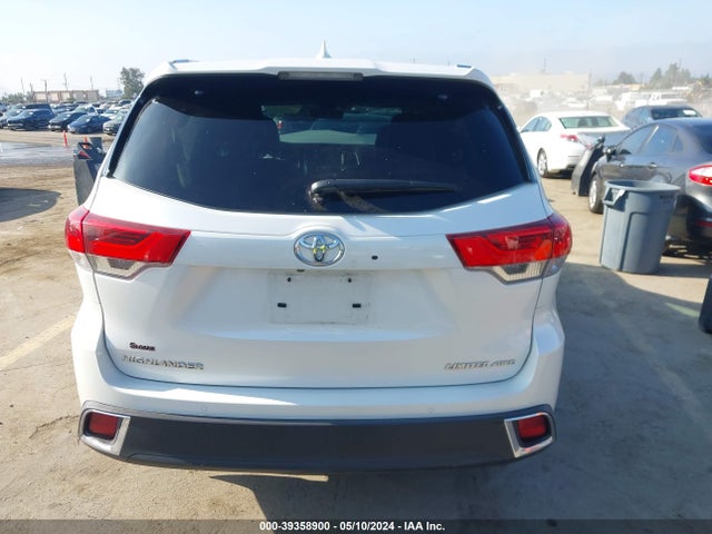 Toyota Highlander Limited Platinum 2018 5TDDZRFH6JS912817 Image 17