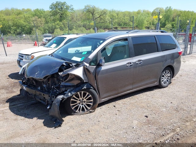 Toyota Sienna Xle 8 Passenger 2018 5TDYZ3DC5JS922518 Image 2