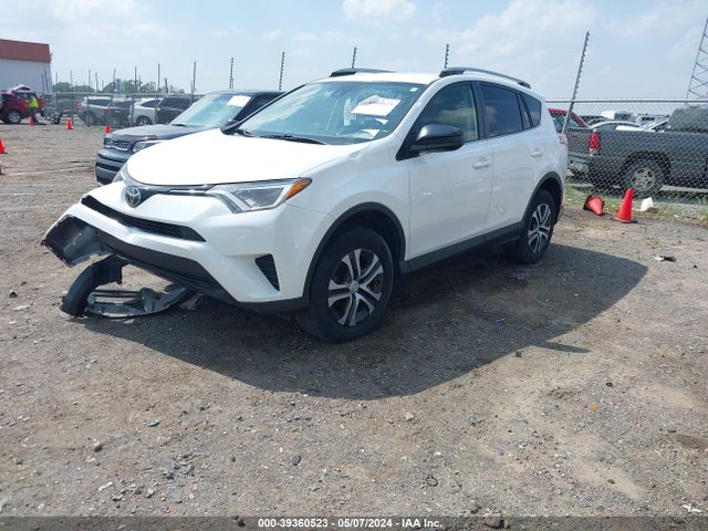 Toyota RAV4 LE 2018 JTMBFREV7JJ189094 Image 2