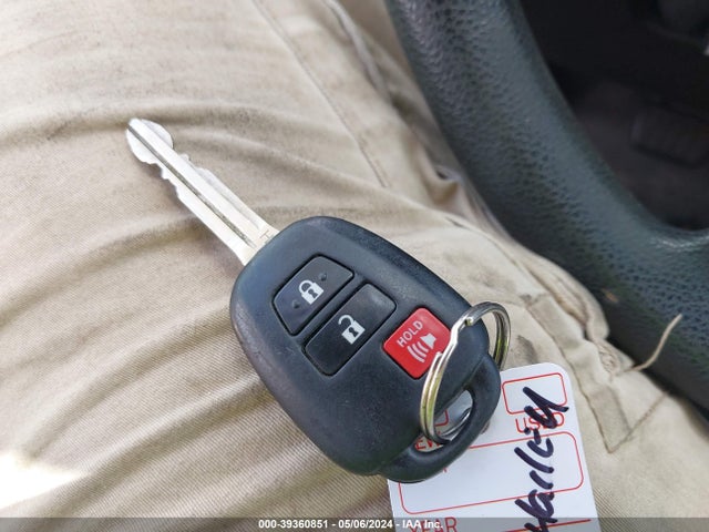 Toyota RAV4 LE 2017 2T3ZFREV3HW350633 Image 11