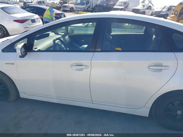 Toyota Prius Two 2015 JTDKN3DU6F1992561 Image 14
