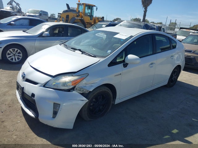 Toyota Prius Two 2015 JTDKN3DU6F1992561 Image 2