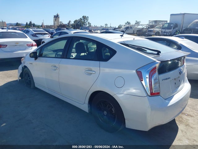Toyota Prius Two 2015 JTDKN3DU6F1992561 Image 3