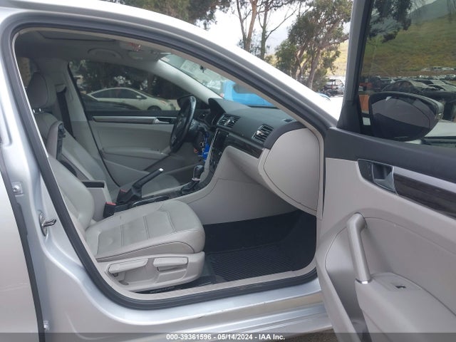 1VWBT7A38GC047588 Volkswagen Passat 1.8t Se