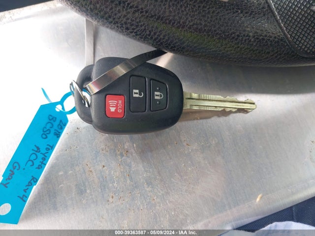 Toyota RAV4 LE 2018 JTMZFREV8JJ200862 Image 11