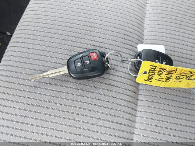 Toyota RAV4 LE 2015 JTMBFREVXFJ014409 Image 11
