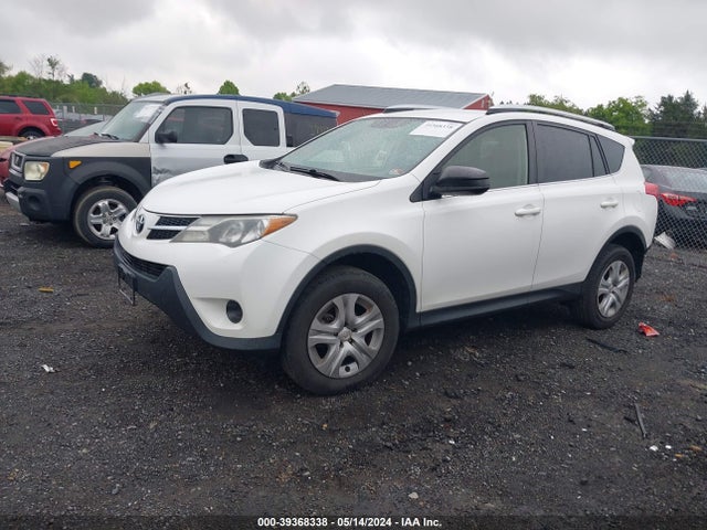 Toyota RAV4 LE 2015 JTMBFREVXFJ014409 Image 2