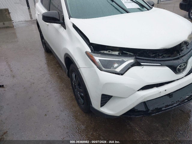Toyota RAV4 LE 2018 JTMZFREV7JJ733981 Image 17