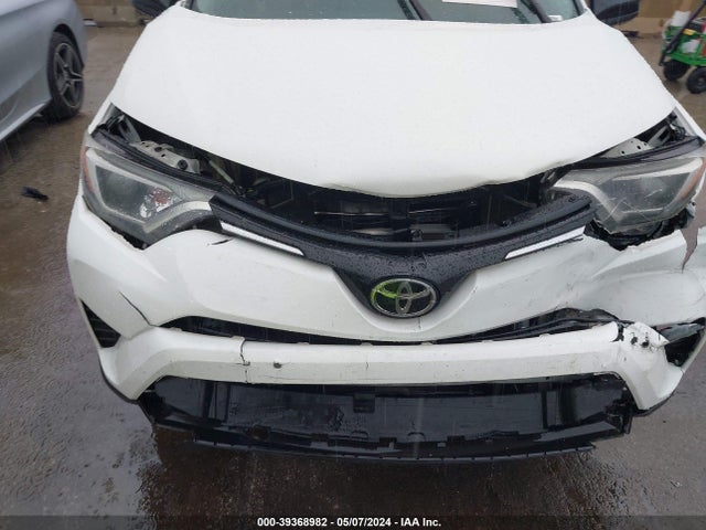 Toyota RAV4 LE 2018 JTMZFREV7JJ733981 Image 18
