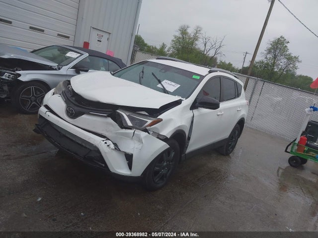 Toyota RAV4 LE 2018 JTMZFREV7JJ733981 Image 2