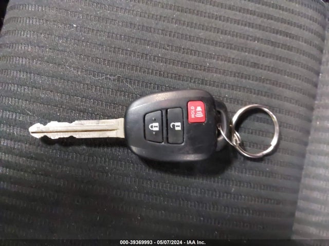 Toyota RAV4 LE 2018 JTMBFREV7JD248269 Image 11