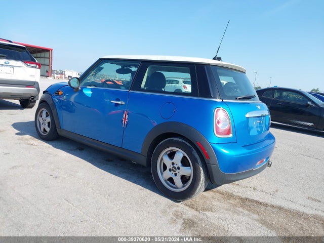 2011 MINI COOPER WMWSU3C53BT253866 Photo 2