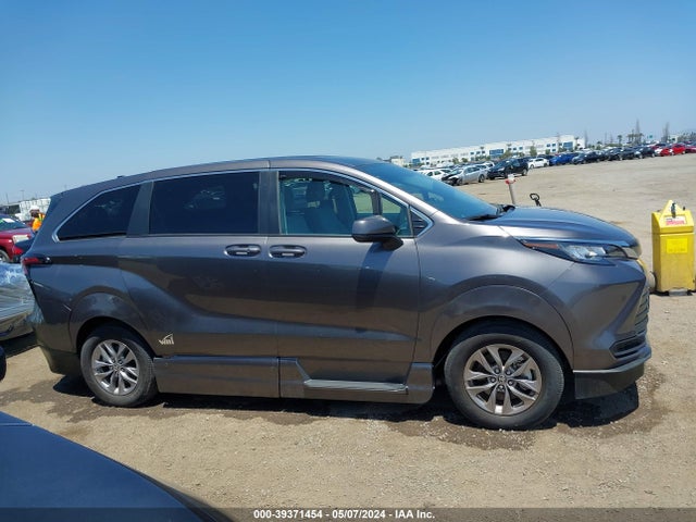 Toyota SIENNA LE 2022 5TDKSKFC2NS071348 Image 13