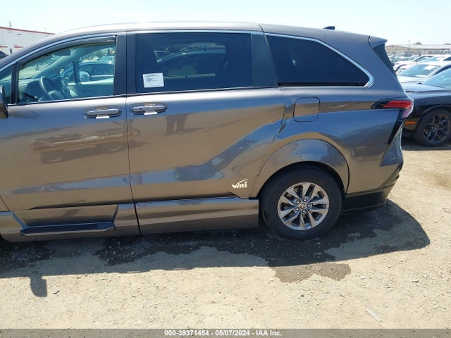 Toyota SIENNA LE 2022 5TDKSKFC2NS071348 Image 6