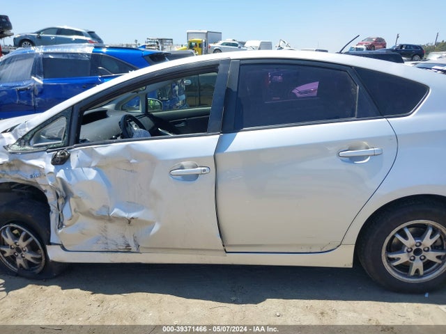 Toyota Prius Two 2015 JTDKN3DU5F0464287 Image 14