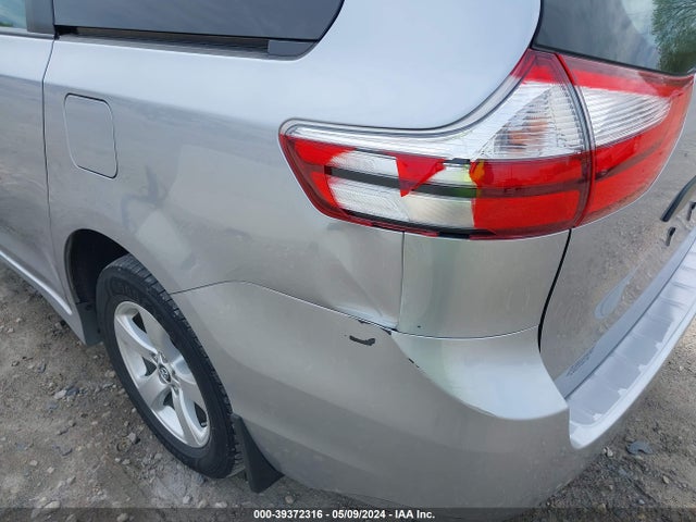 Toyota Sienna L 7 Passenger 2018 5TDZZ3DC2JS917975 Image 19
