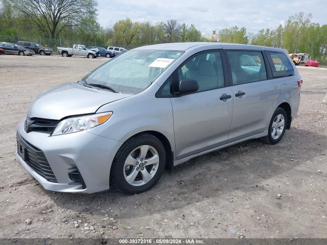 Toyota Sienna L 7 Passenger 2018 5TDZZ3DC2JS917975 Image 2