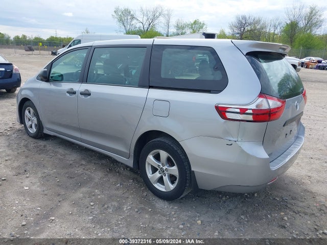 Toyota Sienna L 7 Passenger 2018 5TDZZ3DC2JS917975 Image 3