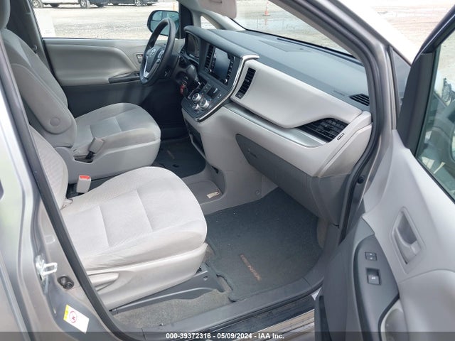 Toyota Sienna L 7 Passenger 2018 5TDZZ3DC2JS917975 Image 5