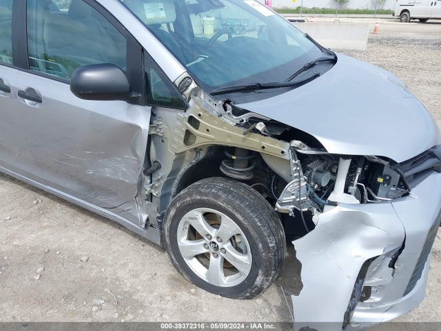 Toyota Sienna L 7 Passenger 2018 5TDZZ3DC2JS917975 Image 6