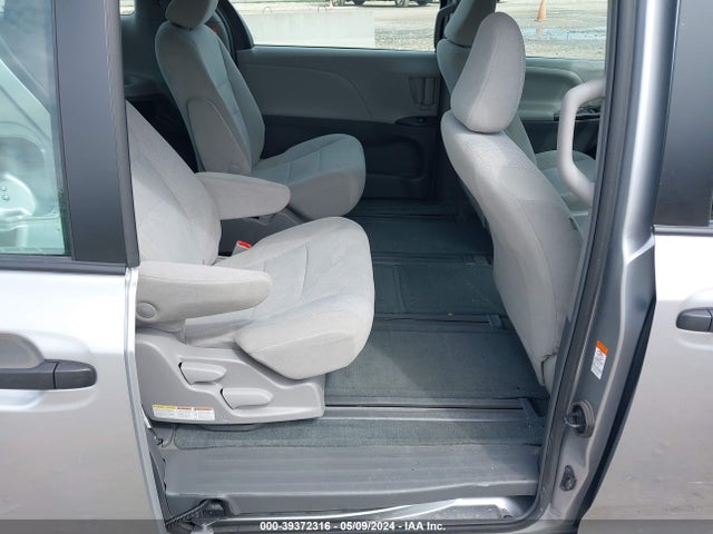 Toyota Sienna L 7 Passenger 2018 5TDZZ3DC2JS917975 Image 8