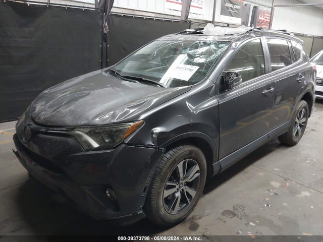 Toyota Rav4 Xle 2018 JTMWFREV6JJ740004 Image 2