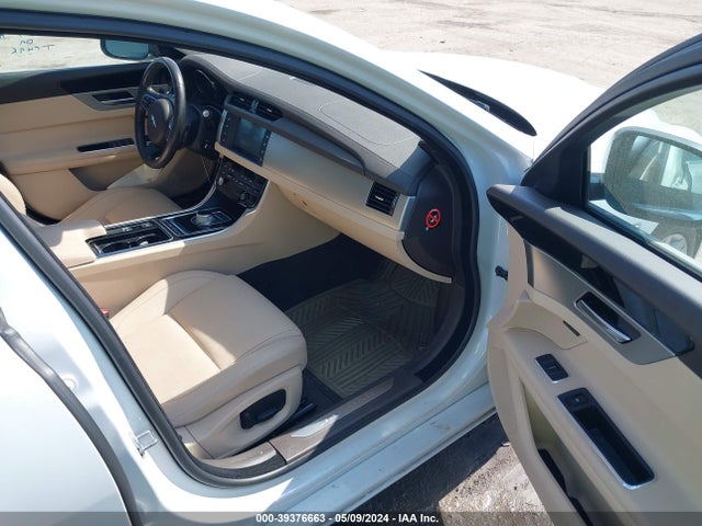 2016 JAGUAR XF SAJBJ4BV4GCY18430 Photo 4