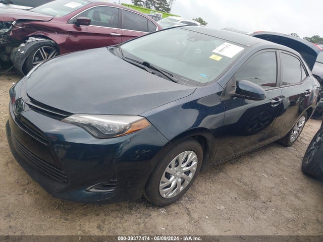 Toyota COROLLA LE 2018 5YFBURHE3JP825250 Image 2
