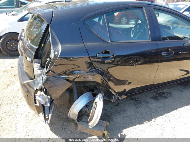 Toyota Prius C Three 2014 JTDKDTB3XE1065588 Image 6