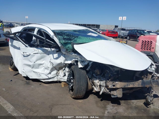 Toyota COROLLA LE 2018 5YFBURHE8JP744180 Image 1