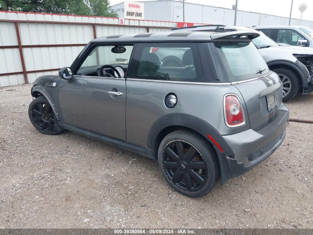 2010 MINI COOPER WMWMF7C56ATX45381 Photo 2