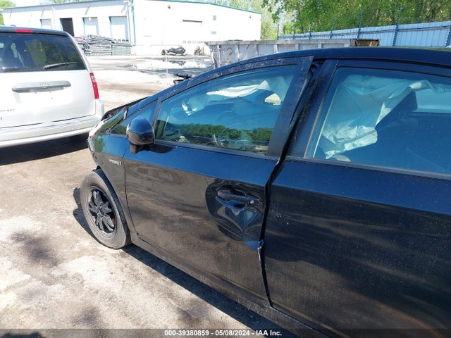 Toyota Prius Three 2014 JTDKN3DU2E0375730 Image 13