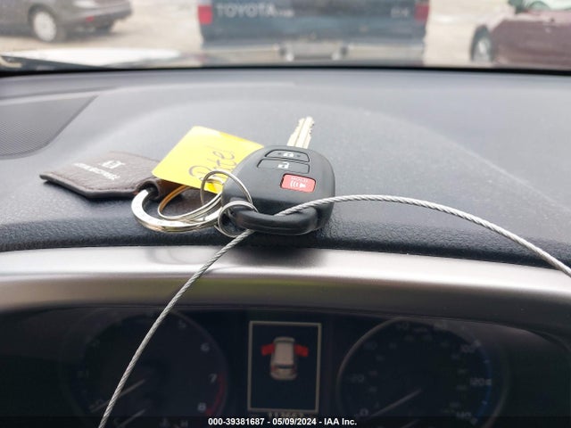 Toyota RAV4 LE 2017 JTMBFREV3HJ713304 Image 11
