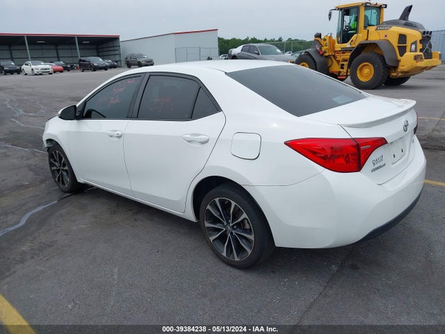 Toyota COROLLA SE 2018 5YFBURHE8JP823977 Image 3