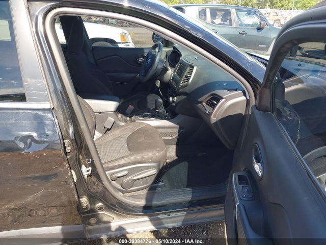1C4PJLCB8KD428338 Jeep Cherokee Latitude Fwd