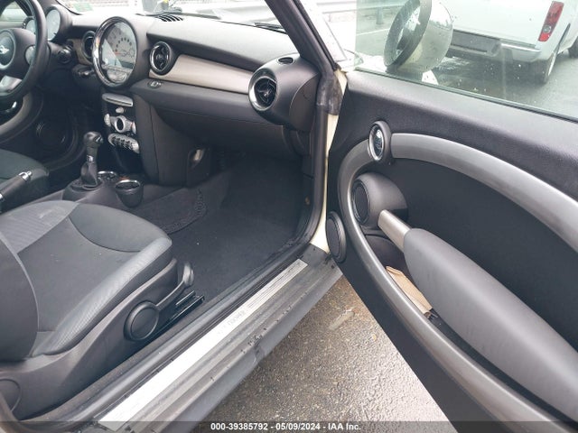 2009 MINI COOPER WMWMR33549TU96607 Photo 4