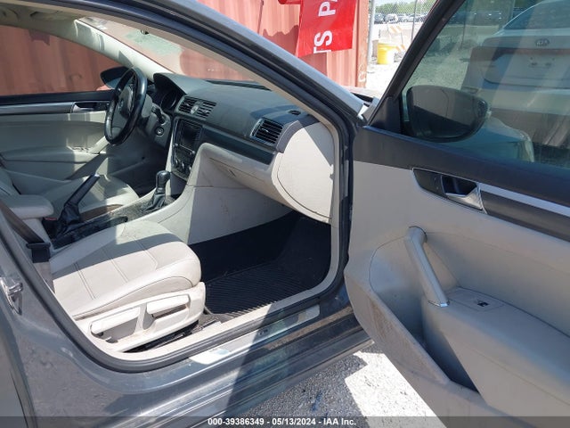 1VWDT7A39HC066886 Volkswagen Passat 1.8t R-line