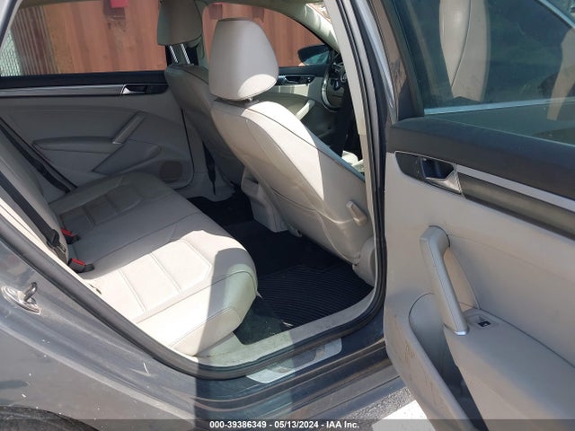 1VWDT7A39HC066886 Volkswagen Passat 1.8t R-line
