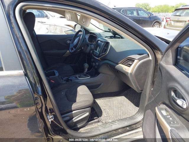 1C4PJLCB1HW574187 Jeep Cherokee Latitude Fwd
