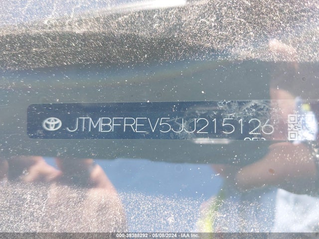 Toyota RAV4 LE 2018 JTMBFREV5JJ215126 Image 9