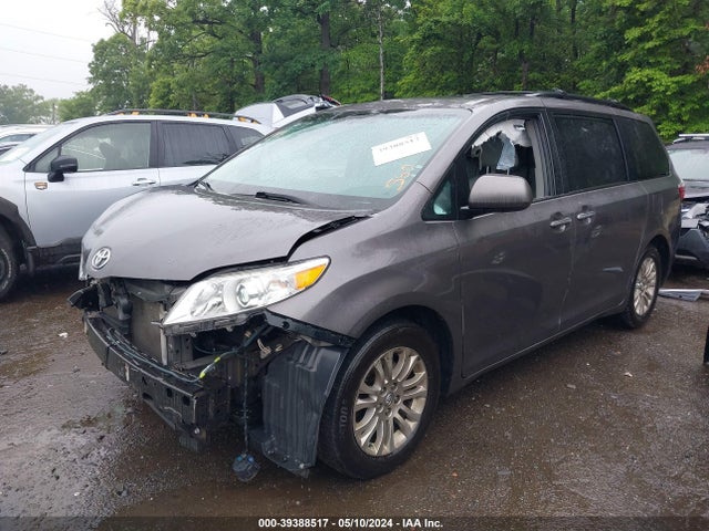 Toyota Sienna Xle 8 Passenger 2017 5TDYZ3DC4HS800565 Image 2