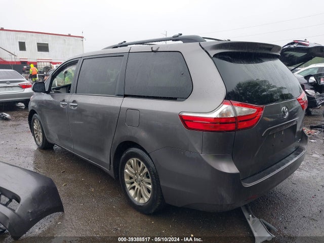 Toyota Sienna Xle 8 Passenger 2017 5TDYZ3DC4HS800565 Image 3