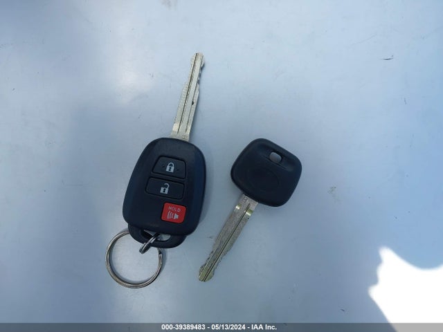 Toyota RAV4 LE 2015 JTMZFREV5FJ058638 Image 11
