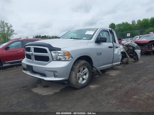 RAM 1500 Express Quad Cab 4x4 6'4 Box 2018 1C6RR7FG9JS209843 Image 2
