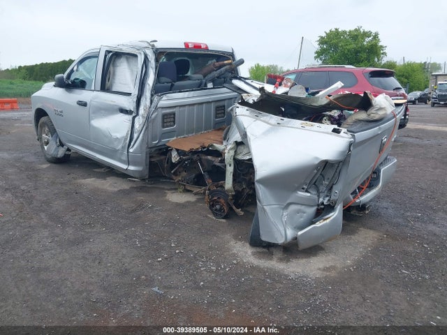 RAM 1500 Express Quad Cab 4x4 6'4 Box 2018 1C6RR7FG9JS209843 Image 3